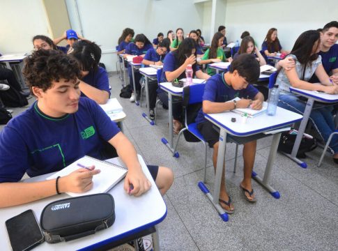 Proibição de celulares nas escolas fica para o 2º semestre de 2025