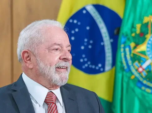 Presidente Lula é internado na UTI após sentir dores de cabeça e passa por cirurgia de emergência