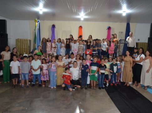 Escola Carlos Chagas realizou Noite de Autógrafos do ‘Meu Primeiro Livro’, em Mundo Novo