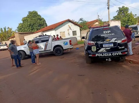 Rapaz é morto a tiros na rua e polícia procura assassino