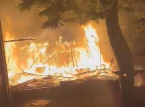 Casa é destruída por incêndio durante a madrugada em Pato Bragado