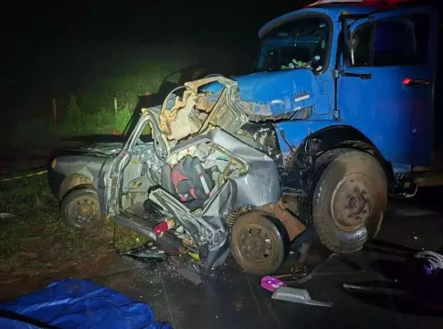 Família morre em acidente entre carro e caminhão