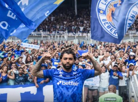Gabigol é apresentado pelo Cruzeiro em um Mineirão lotado