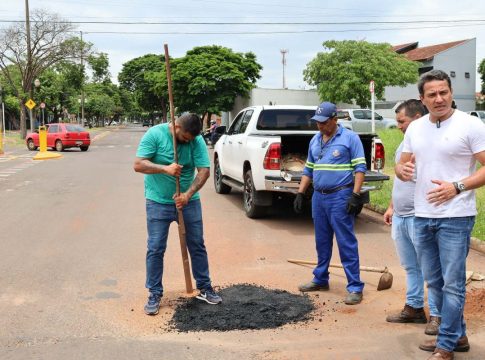 Prefeitura de Naviraí executa limpeza das vias públicas e inicia a operação tapa-buraco
