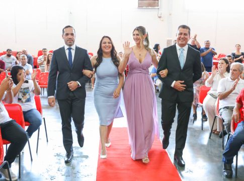Fabiana, Simoni e vereadores tomam posse