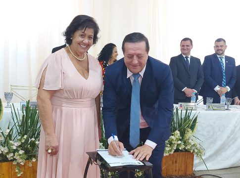 Rosária e Evaldo tomam posse e anunciam secretários