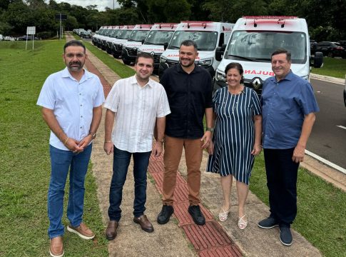 Rosária, Evaldo, Kaudi e Jader recebem ambulância