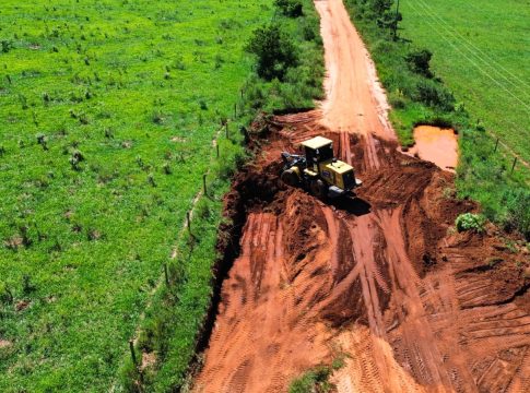 Maquinários da secretaria de Obras trabalham na manutenção da estrada do Assentamento Rancho Loma
