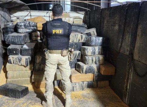 Casal é preso com 3,3 toneladas de maconha na BR-163 em Mundo Novo