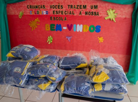 Município de Guaíra realizou a entrega de novos uniformes escolares na Escola Amália Flores
