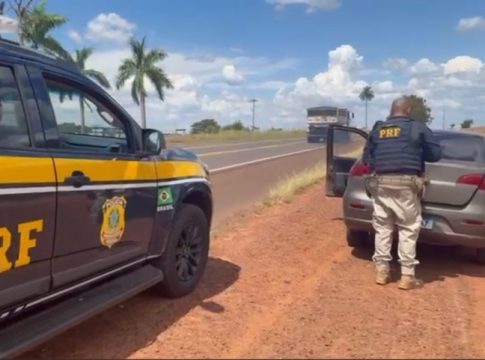 Após 29 km de fuga em Guaíra, motorista é preso pela PRF com 712 kg de drogas