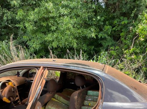 Traficante salta do carro e abandona 376 kg de maconha na divisa de Guaíra e Terra Roxa