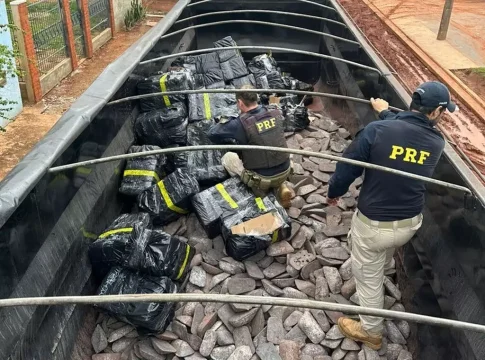 Caminhoneiro é preso com 2,6 toneladas de maconha e 825 munições