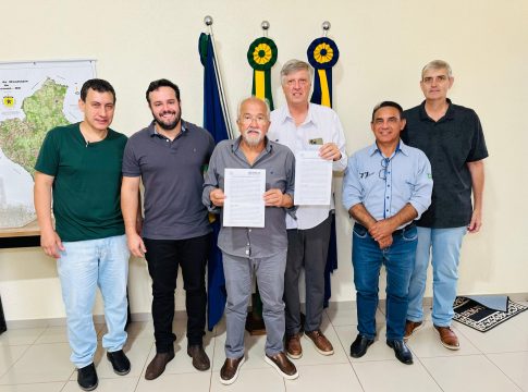 Prefeitura de Iguatemi oficializa doação de área para instalação de fábrica de produtos do Agroindustrial