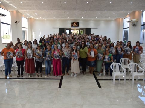Secretaria de Educação entrega kits de trabalho para todos os professores, coordenadores e auxiliares da Rede Municipal de Ensino