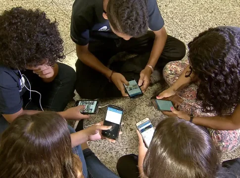 Riedel regulamenta proibição do uso de celulares em escolas de Mato Grosso do Sul