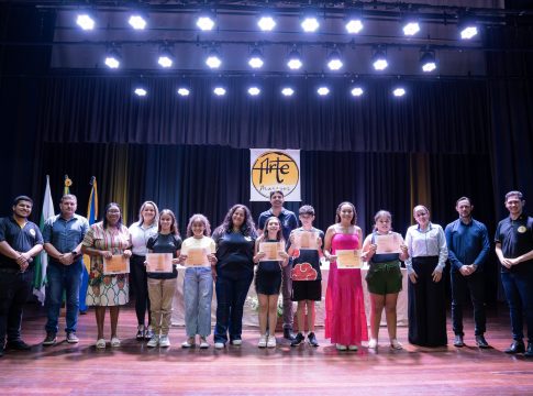 Guaíra certifica alunos das oficinas culturais em cerimônia no Cine Teatro 7 Quedas