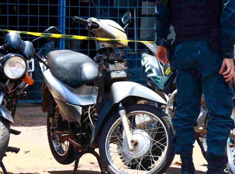 Homem é assassinado a tiros por dupla em moto em oficina mecânica em Campo Grande