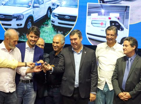 Prefeito Thalles representou gestores no recebimento das 52 ambulâncias