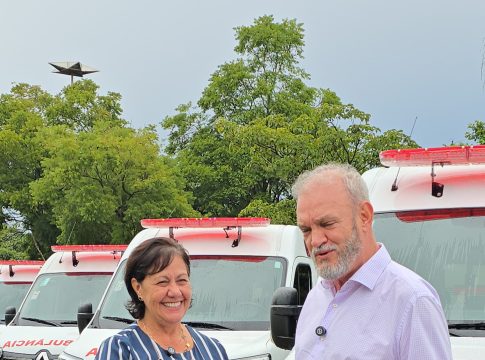 Prefeita Rosária recebe ambulância 0KM para Mundo Novo