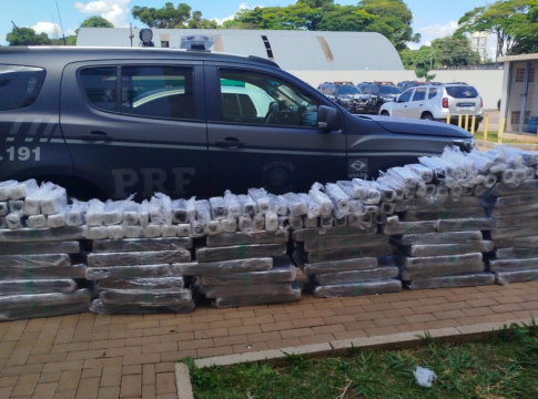 Drogas escondidas em caixas transportadas por caminhão são apreendidas em Cascavel