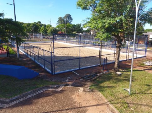 Arena de areia multiuso, na Praça Marcílio Augusto, foi totalmente reformada em Iguatemi