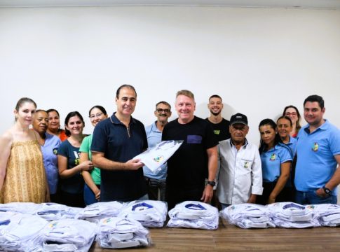 Câmara de Mundo Novo entrega uniformes aos servidores