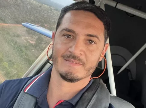 Familiares e amigos se despedem de piloto agrícola douradense morto em queda de aeronave