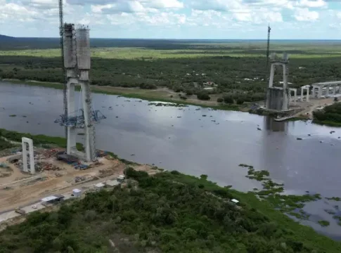 Imponente, obra da ponte bioceânica avança sobre o Rio Paraguai