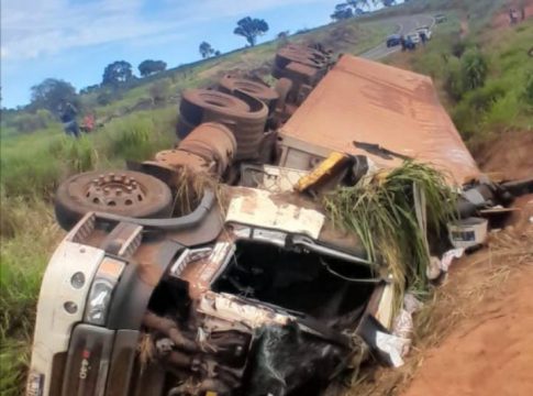 Carreta cai em canaleta de rodovia e motorista morre prensado na MS-386, em Japorã