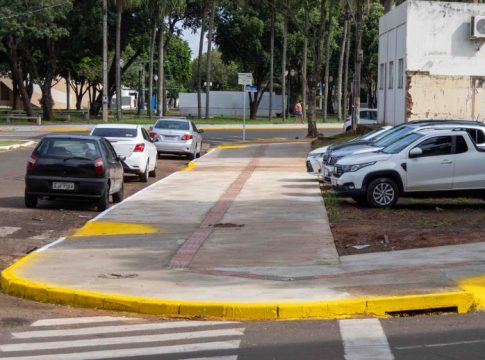 Prefeitura constrói calçadas no centro da cidade e garante melhor mobilidade urbana em Naviraí