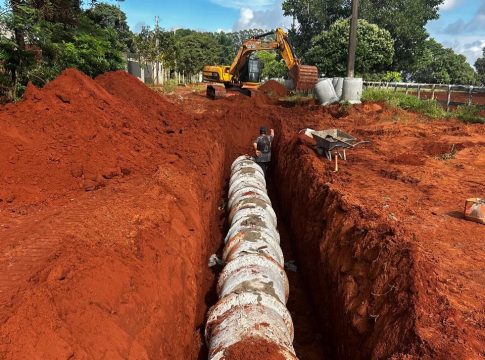 Secretaria de Infraestrutura acompanha obra de drenagem e pavimentação em Jacareí