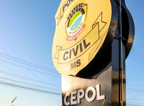 Bêbada, mulher é presa após resistir à abordagem e tentar subornar policial no Santa Fé