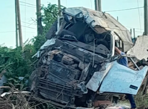 Motorista morre em capotamento de caminhão na Avenida Gury Marques