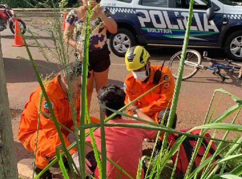 Adolescente perde controle de bicicleta e bate em viatura da PM no Estrela do Sul