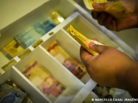 Percentual de famílias com dívidas em atraso cai em fevereiro, diz CNC