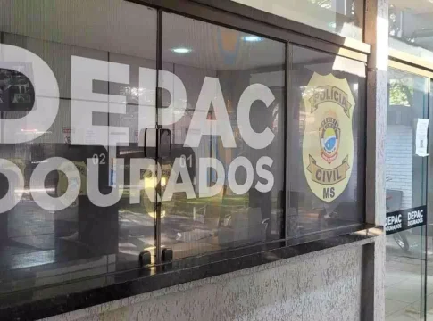 Motorista embriagado colide em traseira de carro que estava parado em semáforo em Dourados