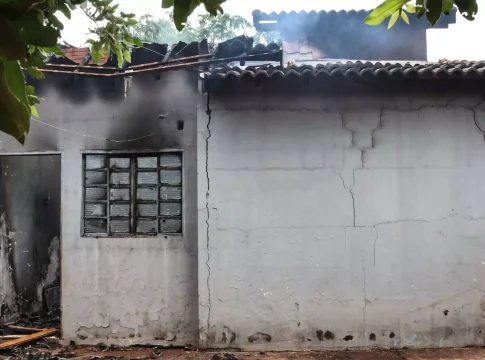 Homem agride mulher, incendeia casa nas Moreninhas e foge