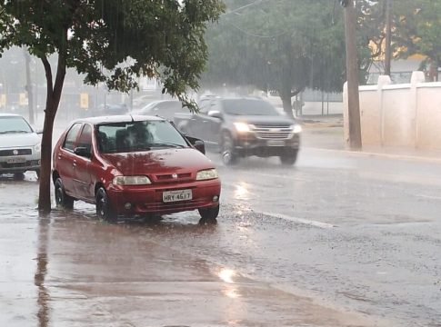 Frente fria chega e pode causar chuvas fortes durante a semana em MS