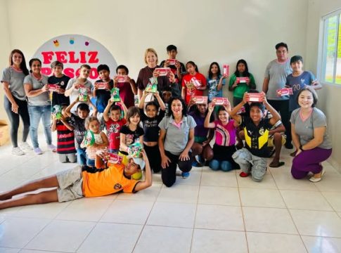 Crianças do programa Novo Olhar, da Assistência Social de Iguatemi, recebem caixas de chocolate em comemoração à páscoa