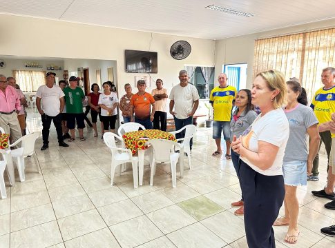 Grupo da Melhor Idade de Juti participa de tarde de jogos com idosos de Iguatemi