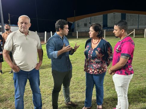 Entrega da iluminação do campo de futebol suíço em Mundo Novo contou com presença do deputado Federal Beto Pereira