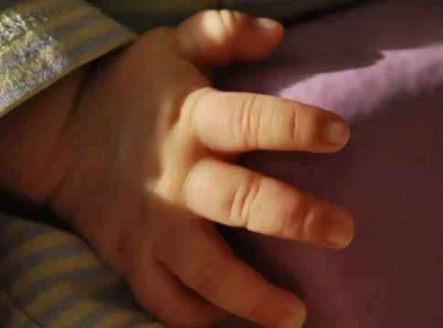 Bebê de 10 meses estuprada continua internada e mãe relata desespero: ‘revoltada’