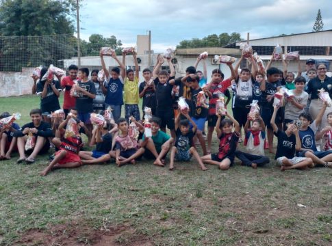 Alunos do projeto “Bom de Bola Bom na Escola” recebem caixas de chocolates doadas pela Assistência Social de Iguatemi