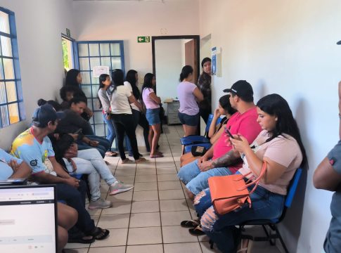 Mais de 80 candidatos participam de entrevista para preencher 50 vagas na empresa Frango Bello