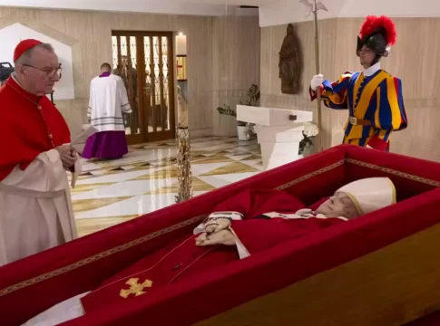 Vaticano divulga primeiras imagens de Papa Francisco no caixão
