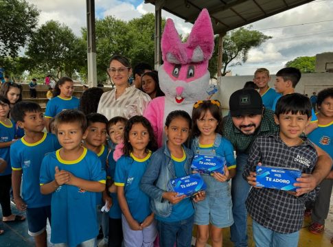 Prefeitura de Tacuru entrega caixas de chocolate para 1.880 alunos