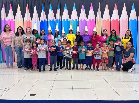 Com peças teatrais e entrega de chocolates, alunos da Rede Municipal de Ensino de Iguatemi, comemoraram à Páscoa
