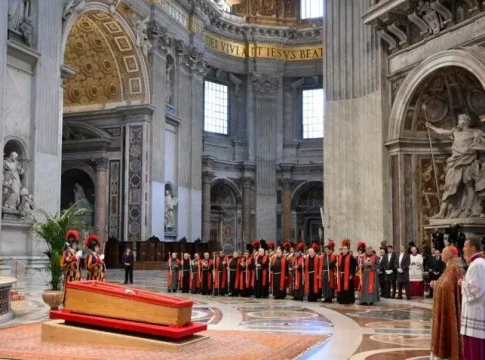 Mais de 200 chefes de Estado devem comparecer ao funeral do papa Francisco