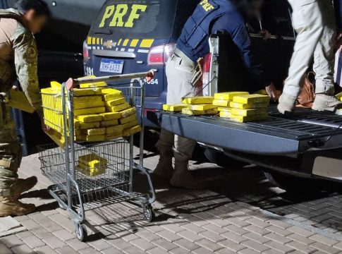 PRF apreende Frontier paraguaia com 97 kg de maconha e prende casal na BR-277 em Cascavel